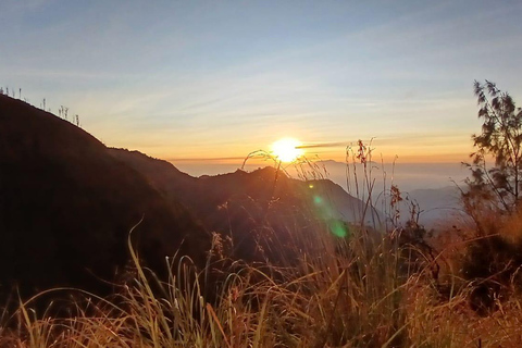 Desde Yogyakarta: Tumpak Sewu y Excursión al Amanecer del Monte BromoVisita compartida con alojamiento y ticket de entrada