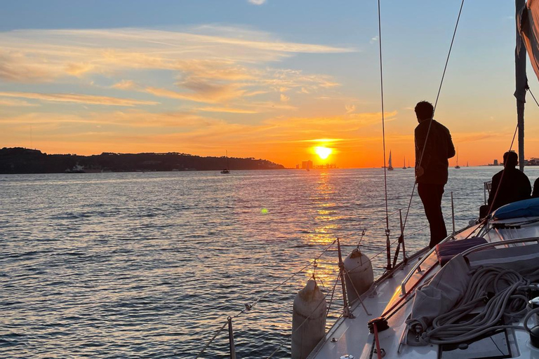 Lizbona: Rejs żaglówką o zachodzie słońca z winem