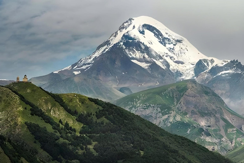 Tbilisi : Tour guidato di gruppo di Kazbegi e Gudauri di un giorno interoTbilisi : Tour guidato di gruppo di Kazbegi e Gudauri + Attrazioni