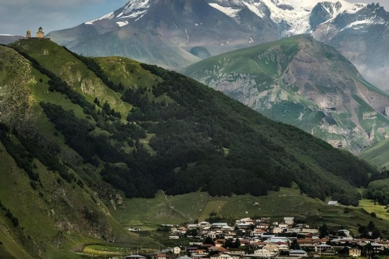 Tbilisi : Tour guidato di gruppo di Kazbegi e Gudauri di un giorno interoTbilisi : Tour guidato di gruppo di Kazbegi e Gudauri + Attrazioni