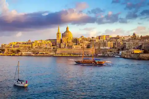 Sliema: Cruzeiro do Festival de Fogo de artifício de Fernandes com jantar e bebidas