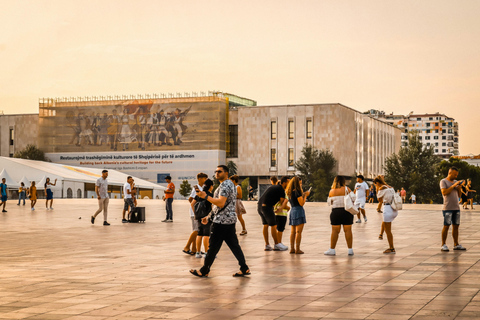 RUNDGANG DURCH TIRANARUNDGANG IN TIRANA