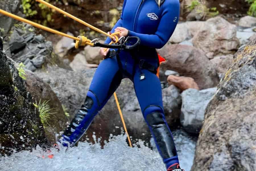 Madeira: Canyoning-Abenteuer an Wasserfällen. Foto: GetYourGuide