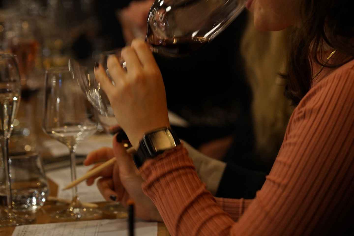 街中の居心地良いワインバーで楽しむ8段階ハンガリーワインテイスティング