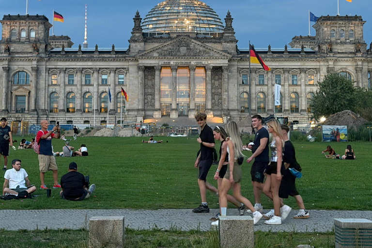 Berlin Night Walking Tour - Iconic Illuminated Landmarks Private Berlin Sunset Walking Tour - Iconic Landmarks