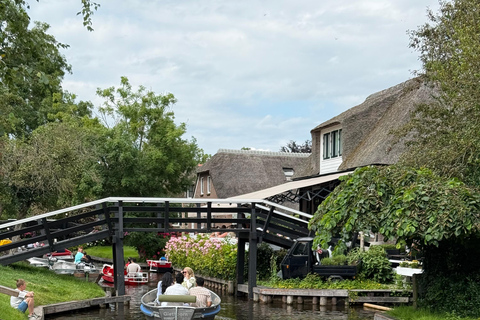 From Amsterdam: Giethoorn Small Group Tour with Boat Ride