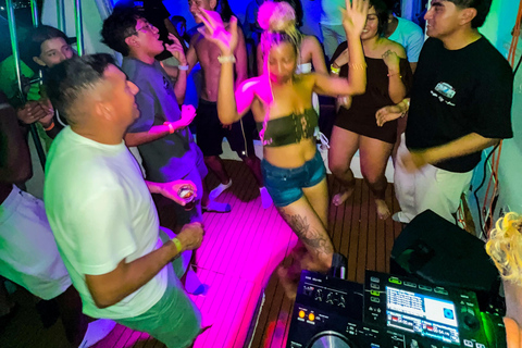 Cartagena: VIP Sunset Yacht Experience in the Bay