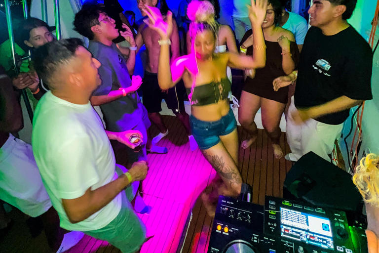 Cartagena: VIP Sunset Yacht Experience in the Bay