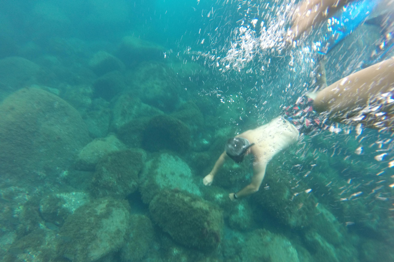 Excursión de snorkel a las cuevas en barco