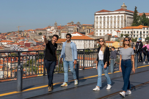 Porto: Helicopter Ride, Guided Walking Tour &amp; River CruiseTour in Portuguese