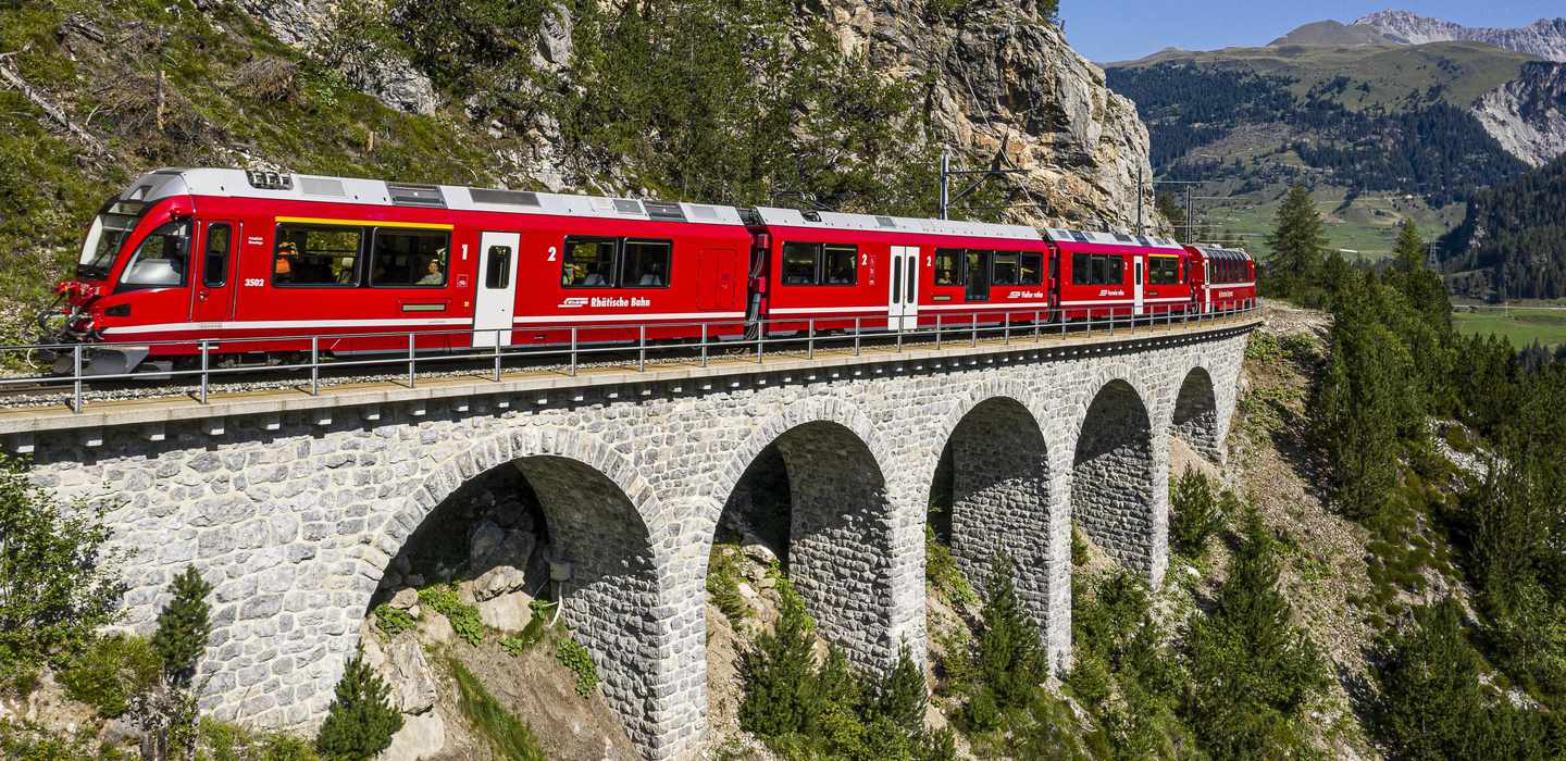 Von Mailand: Bernina-Zug und St. Moritz Tagestour