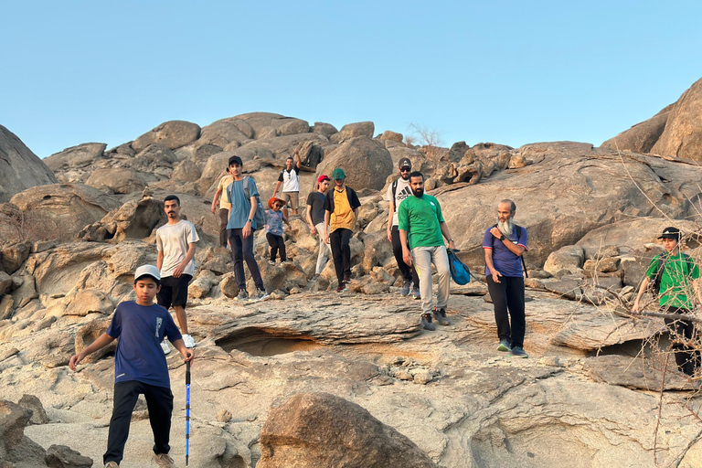 Jeddah: Caminhada na Montanha da Lua e Yoga ao Pôr do Sol