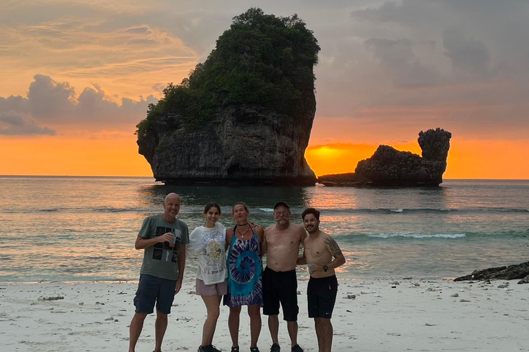 Phi Phi Excursión guiada por la selva y baño nocturno con planctonExcursión con guía de habla inglesa