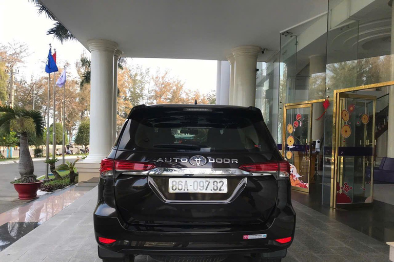 Transferência privada da cidade de Ho Chi Minh para a fronteira de Moc BaiSedan (2 pessoas + 2 malas)