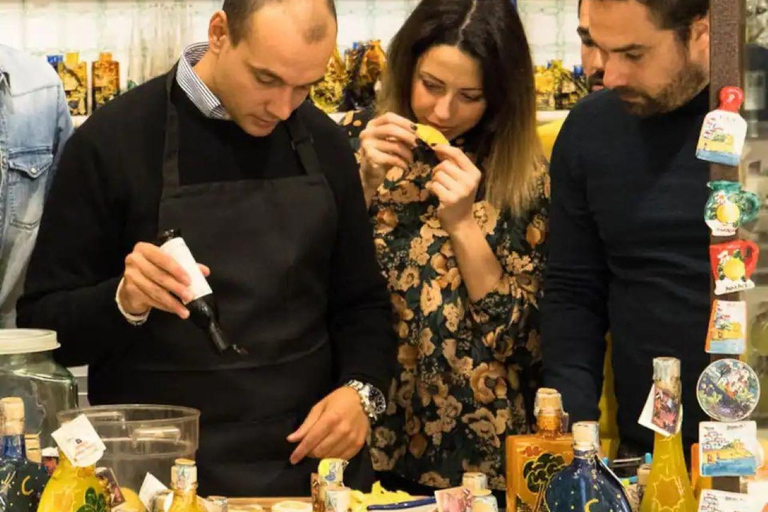 Amalfi: Visita a la Fábrica de Limoncello con Instructor y Degustación