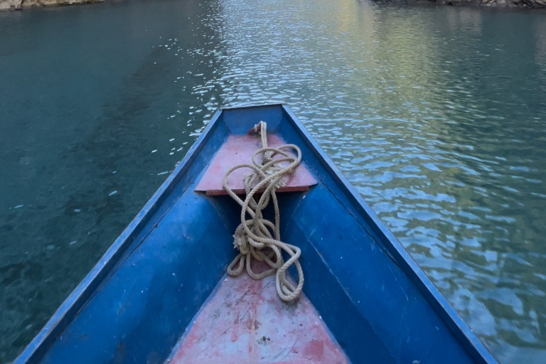Au départ de Tirana : Excursion d'une journée en bateau privé sur la rivière Shala