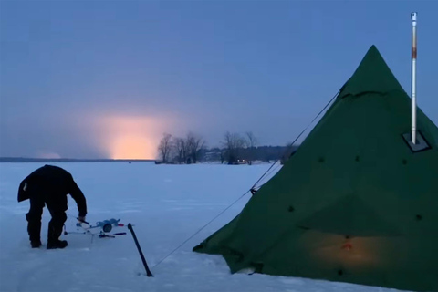 Toronto: Ice Fishing Day Trip with Lunch on RV