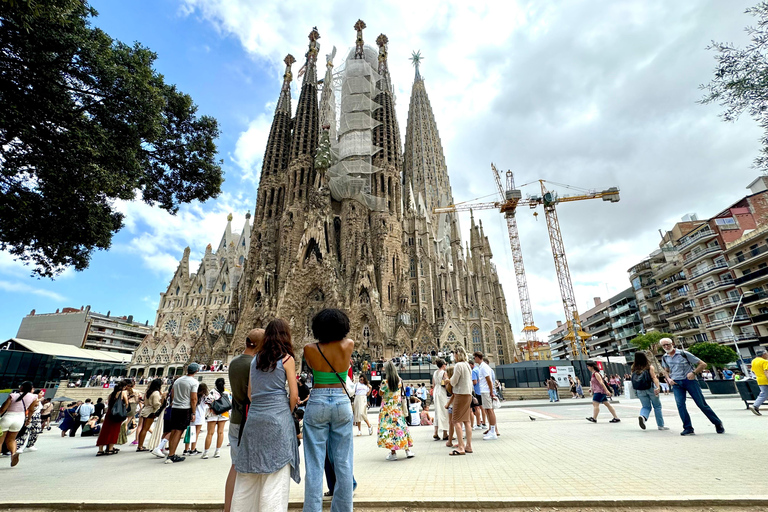 Barcelona: Sagrada Familia po południu w małej grupieBarcelona: Sagrada Familia omiń kolejkę w małej grupie