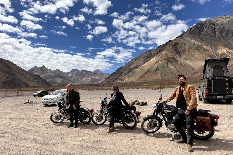 Santiago: Vintage motoravontuur in de Andes met picknick