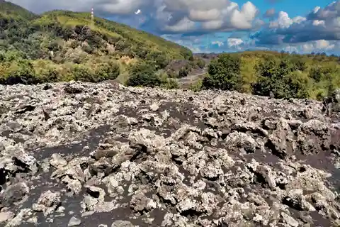 Flusso lavico dell'Etna 1992 Tour in barca di Aci Trezza cena in famiglia