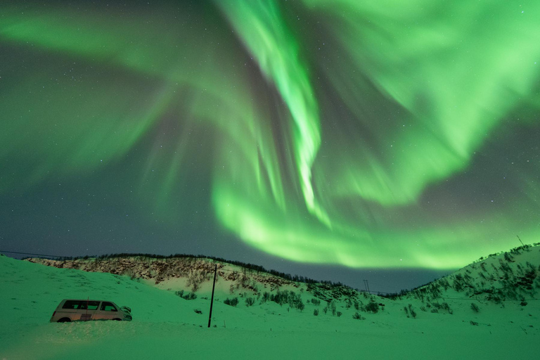 Tromsø: Northern Lights Hunt with Photos and Hot Food