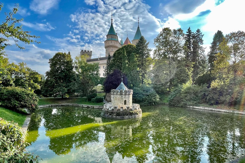 Desde Bratislava: Castillo de Bojnice y Čičmany (Excursión de un día)Bojnice - Čičmany - Short tour - Grupo abierto reducido