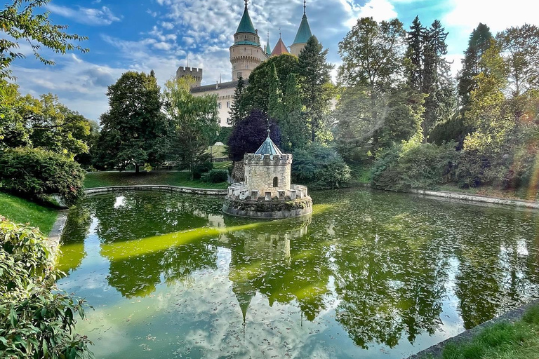 Desde Bratislava: Castillo de Bojnice y Čičmany (Excursión de un día)Bojnice - Čičmany - Short tour - Grupo abierto reducido