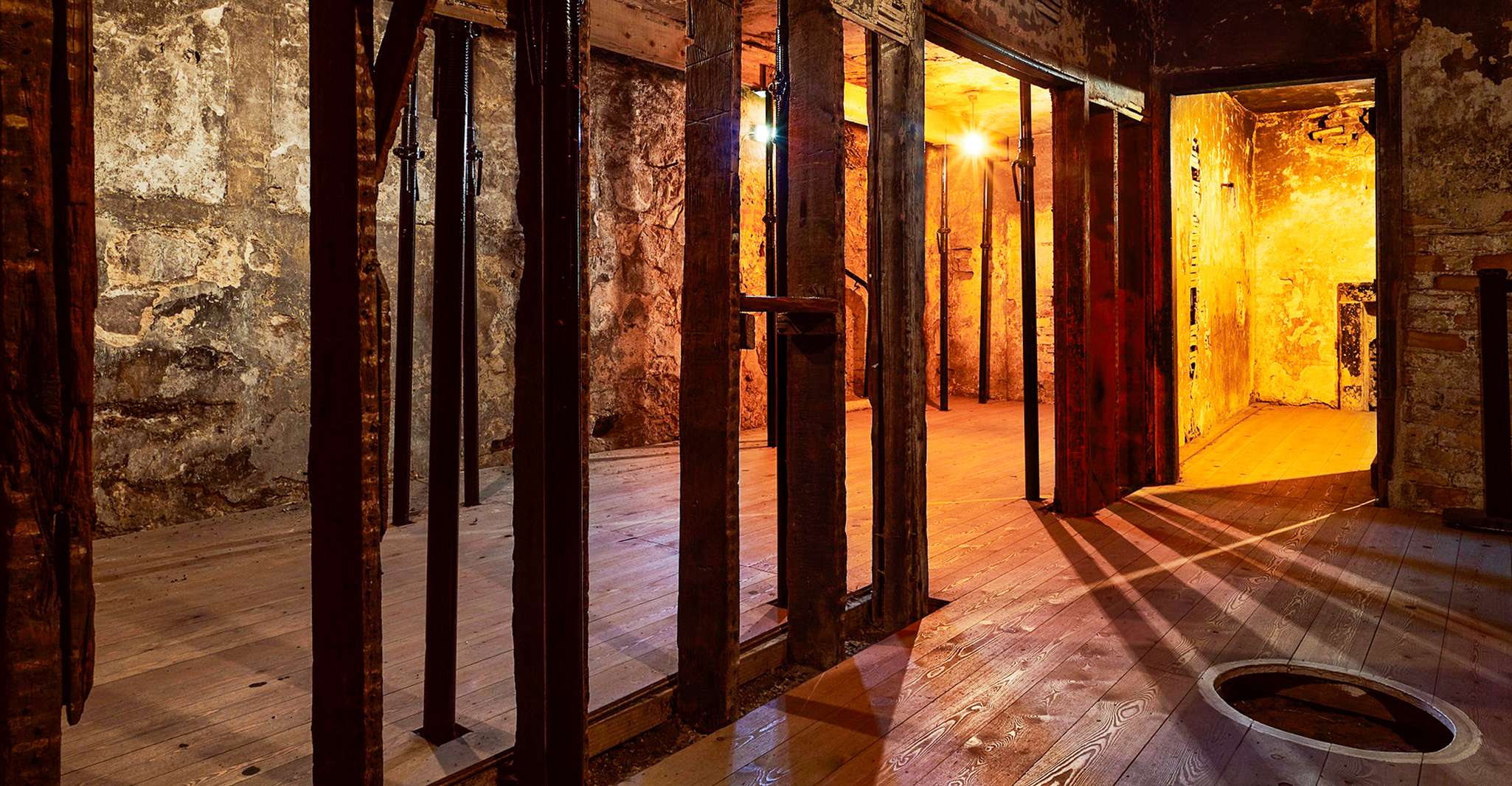 エジンバラ、本物のメアリーキングのクローズガイドツアー - Housity