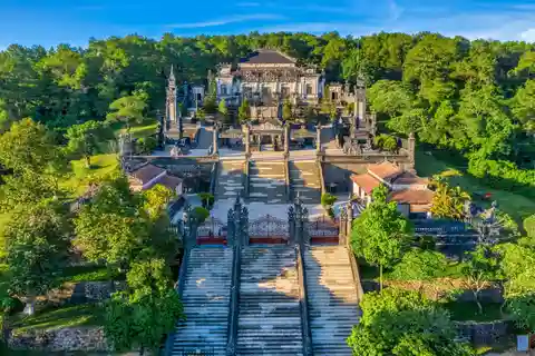 Hue: Tumbas Reales, Pagoda, Río del Perfume en Barco Dragón y Coche