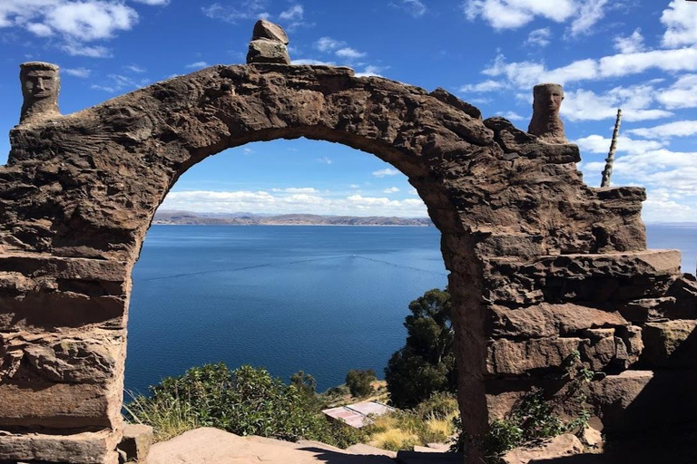 Puno : Journée complète sur les îles flottantes des Uros + Taquile + guide parlant anglais/espagnol