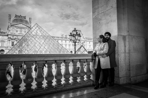 París: sesión de fotos profesional fuera del Museo del Louvre