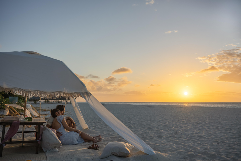 Aruba Eagle Beach: Romantische picknick bij zonsondergang in een luxe cabana