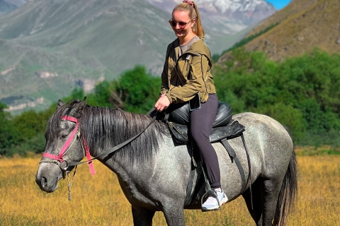 Reite auf einem Pferd zur Dreifaltigkeitskirche in Gergeti und erklimme einen Berg