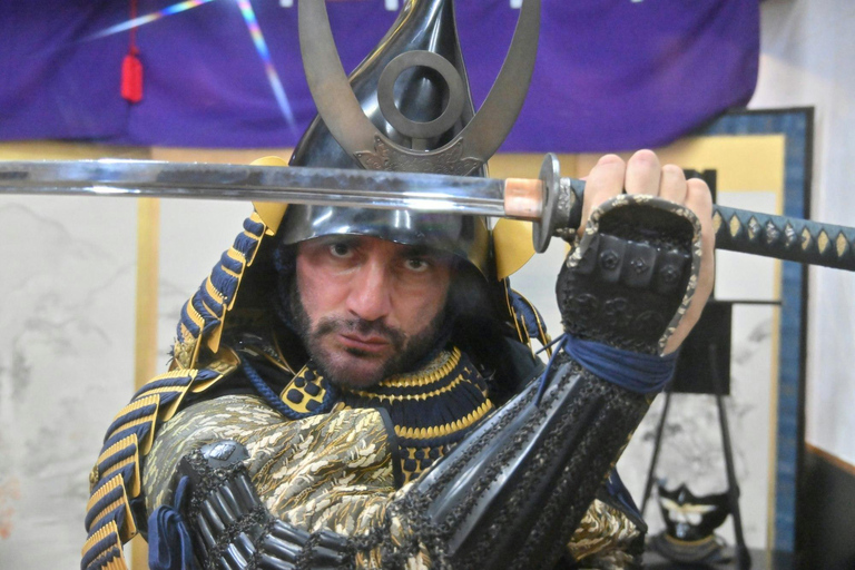 Osaka: 90 minuters lektion i samurajrustning och svärd nära slottetSamurajrustning + samurajsvärdskärning + videofilmning