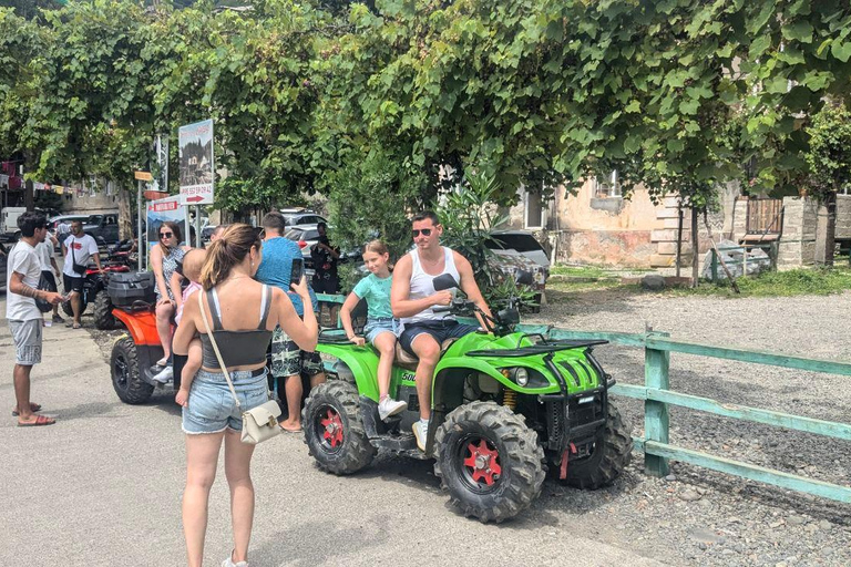 Batumi : circuit dans les montagnes d'Adjarie et festin géorgien traditionnelVisite privée de la région montagneuse d'Adjarie avec festin géorgien traditionnel