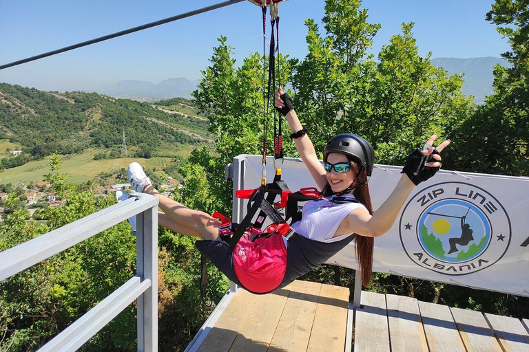 Depuis Tirana : Aventure en tyrolienne à Petrela avec transport