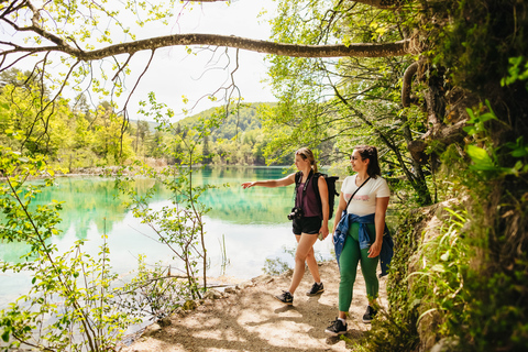 Vanuit Split of Trogir: Plitvice Meren Tour met toegangsbewijsPlitvicemeren: groepstour vanuit Split