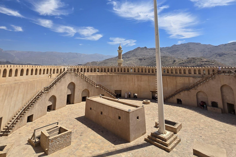 From Muscat: Nizwa Fort, Al Hamra & Jebel Shams Day Trip