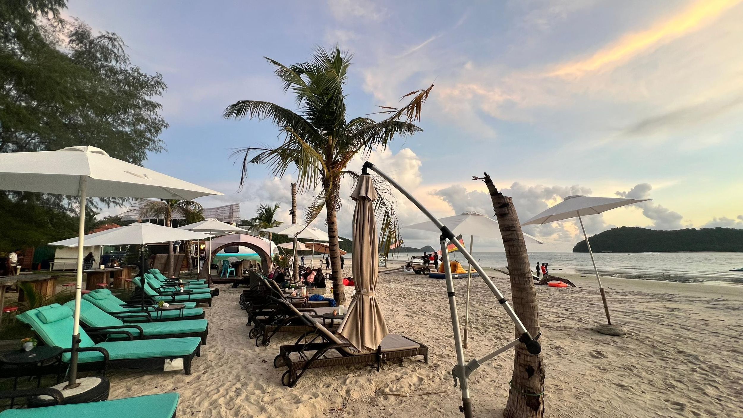 Langkawis ultimativer Strandpass: Sonnenliege & Vergünstigungen im Cenanghill