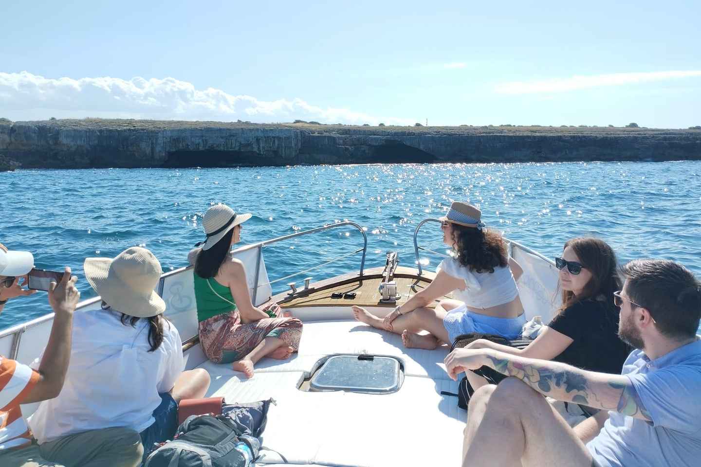 Монополи: 2,5 часа на лодке к пещерам Полиньяно