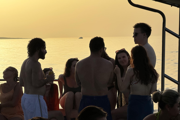 Från Paphos: Blue Lagoon Sunset Cruise med bad, BBQ och vin