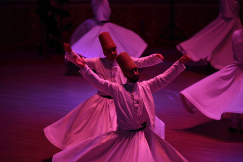 Stambuł: tradycyjni wirujący derwisze w pobliżu Hagia SophiaStambuł: tradycyjni wirujący derwisze w pobliżu świątyni Hagia Sophia