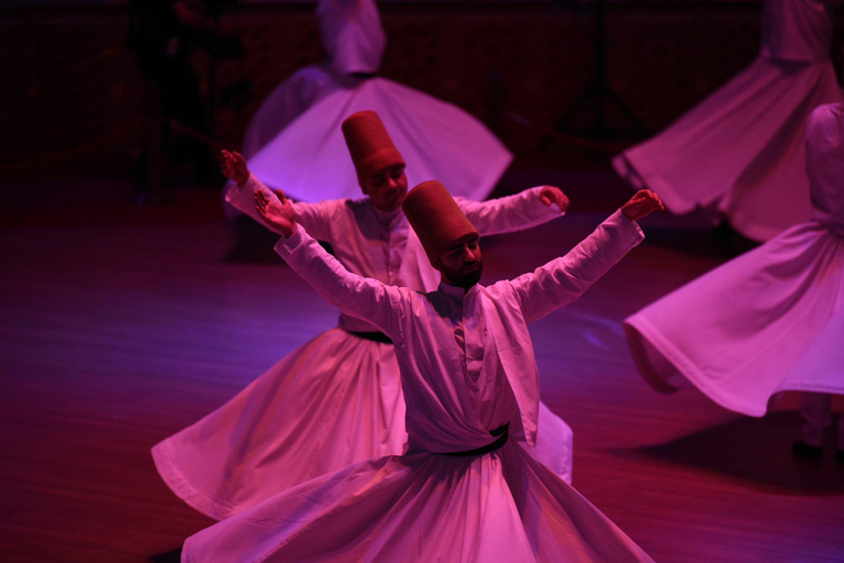 Stambuł: tradycyjni wirujący derwisze w pobliżu Hagia SophiaStambuł: tradycyjni wirujący derwisze w pobliżu świątyni Hagia Sophia