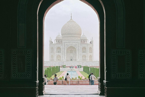 From Delhi: Taj Mahal Private Tour for Solo Female Traveler