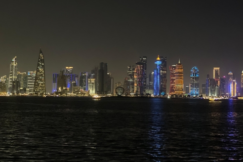 Doha: Tour nocturno de la ciudad con paseo en barco dhow tradicionalDoha: Tour nocturno de la ciudad con dhow tradicional
