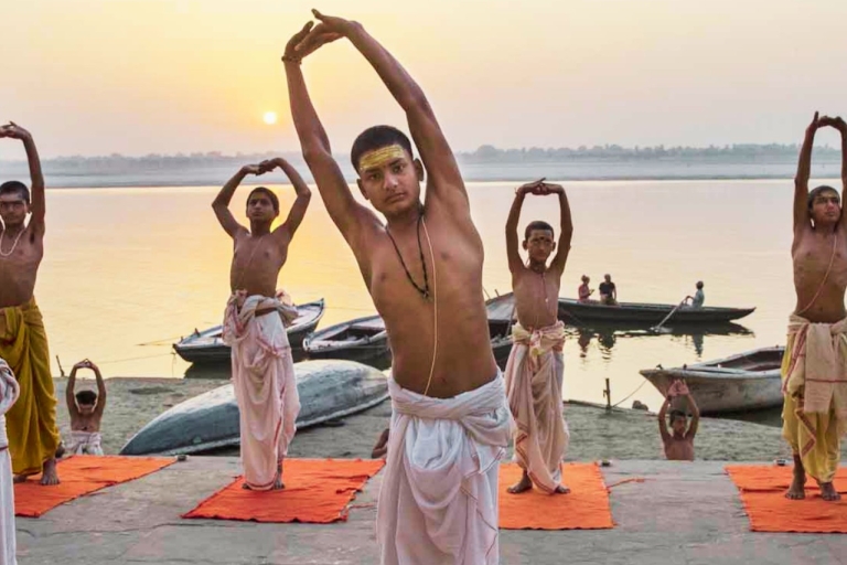 Varanasi Sonnenaufgang Glückseligkeit Bootsfahrt und Ganga-Zeremonie