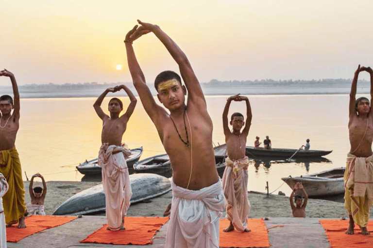 Varanasi Sonnenaufgang Glückseligkeit Bootsfahrt und Ganga-Zeremonie