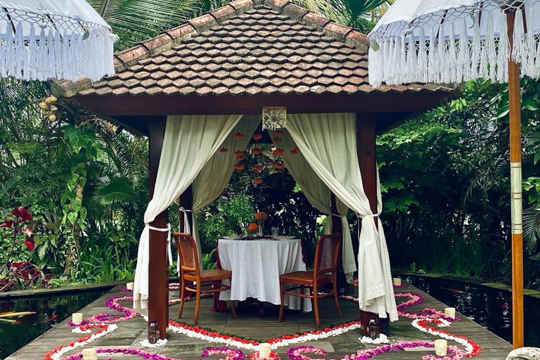 Ubud: Romantic Dinner by the Fish Pond at Adiwana Unagi Romantic Dinner Couple Package (Meet at Location)