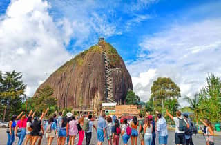 Medellín: Guatapé-Tour mit Boot, Frühstück, Mittagessen und Lamas
