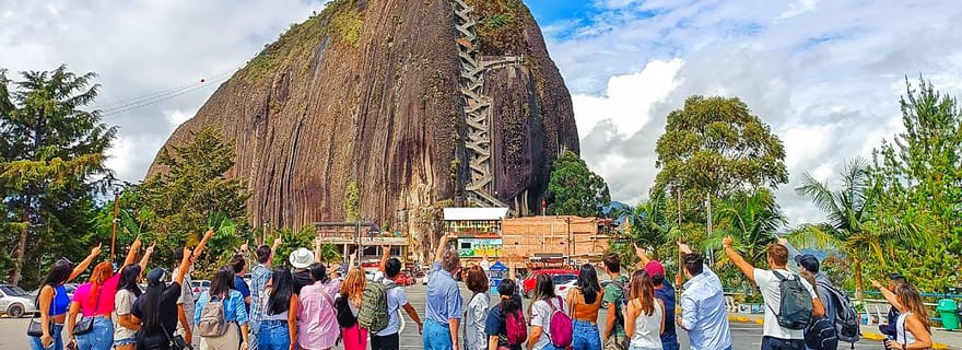 Medellín: tour di Guatapé in barca, colazione, pranzo e lama